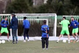 عکس کودکی که سر تمرین آبی ها آمد