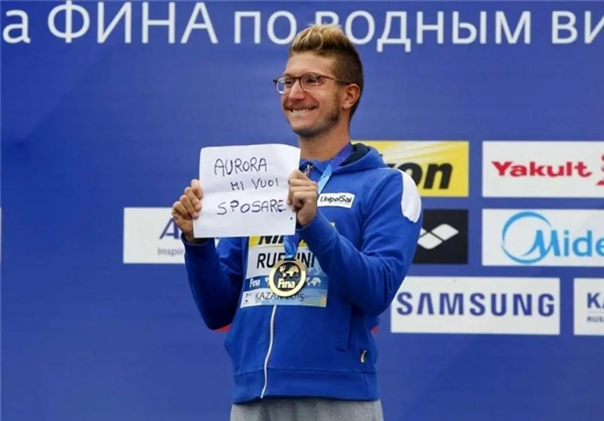 درخواست ازدواج قهرمان شنای جهان از شناگر ایتالیایی هنگام دریافت مدال طلا! + تصویر