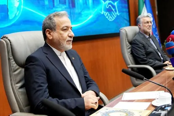 عراقچی : بزرگترین ارتش ظاهری دنیا را شکست دادیم