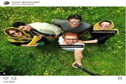 سلفی جالب امین زندگانی و همسرش به همراه دوستانشان در طبیعت بهاری رامسر/ عکس