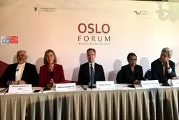 ظریف، جان کری و موگرینی در یک نشست/عکس