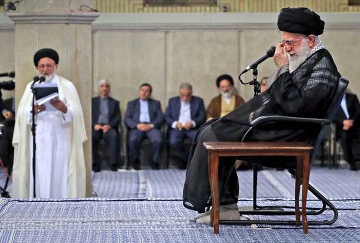 تصویری از منقلب شدن حال رهبری هنگام شنیدن گزارش فاجعه منا