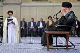 تصویری از منقلب شدن حال رهبری هنگام شنیدن گزارش فاجعه منا