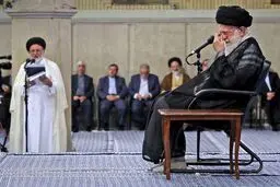 تصویری از منقلب شدن حال رهبری هنگام شنیدن گزارش فاجعه منا