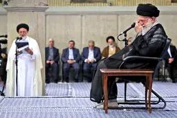 تصویری از منقلب شدن حال رهبری هنگام شنیدن گزارش فاجعه منا