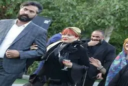 تيپ عجيب بهاره رهنما در يك مهمانى به همراه همسرش!