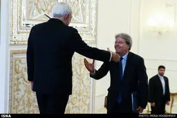 عکس:استقبال جالب ظریف از وزیر ایتالیایی
