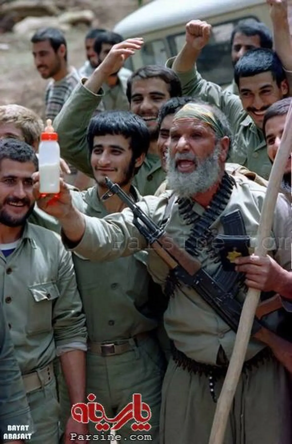 شوخی مرحوم حاجی بخشی با صدام/عکس