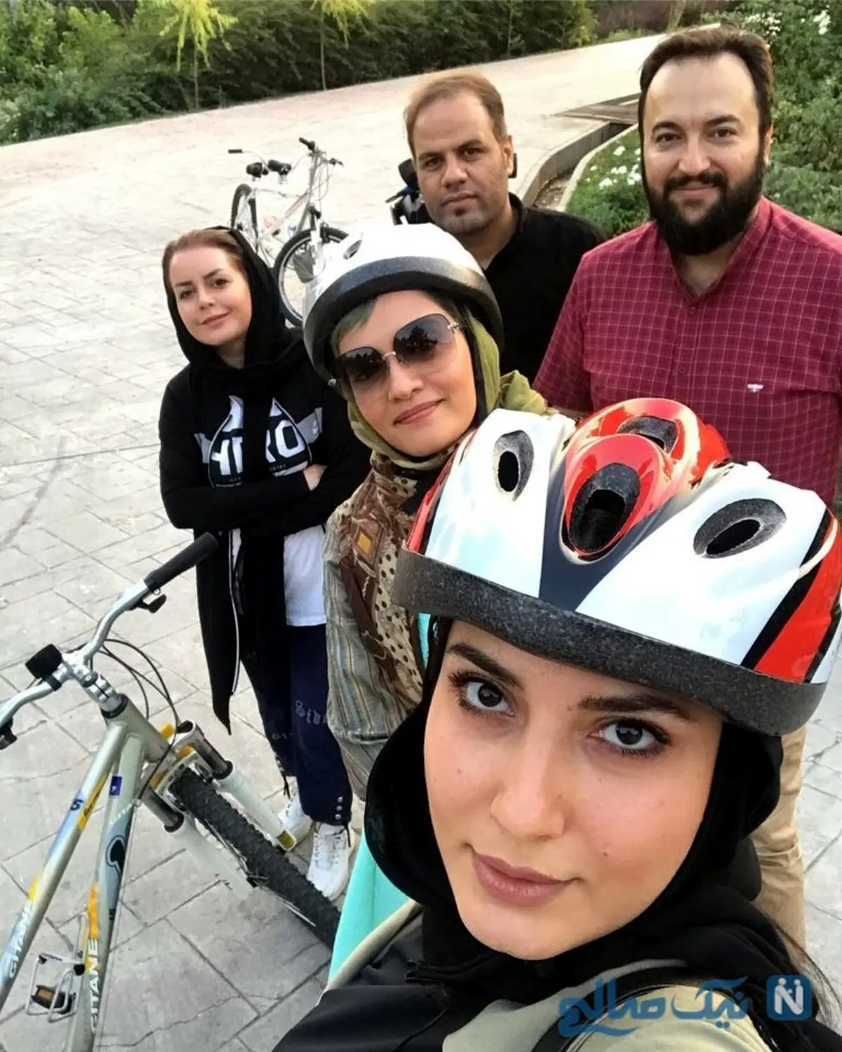 میترا حجار و دوستانش در حال دوچرخه سواری