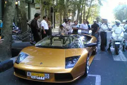 تجمع مردم اطراف اولین لامبورگینی که تهران آمد/عکس