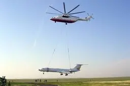 حمل هواپیما توسط یک هلیکوپتر/عکس