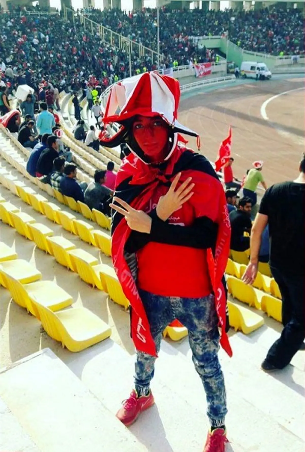 تصویری از تیپ جالب دختر جوان پرسپولیسی در ورزشگاه اهواز