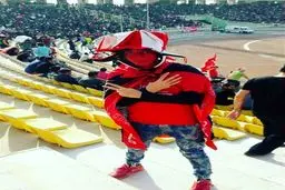 تصویری از تیپ جالب دختر جوان پرسپولیسی در ورزشگاه اهواز