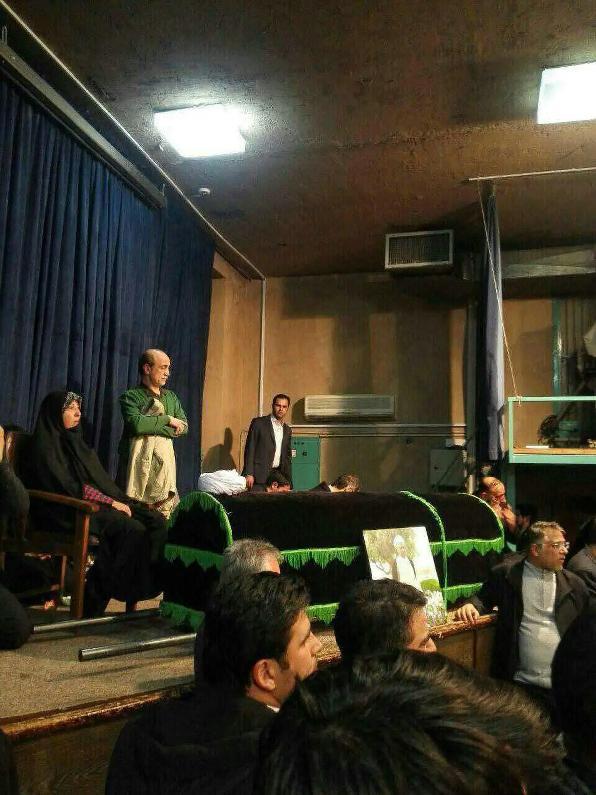 فاطمه هاشمی بر پیکر پدر/عکس