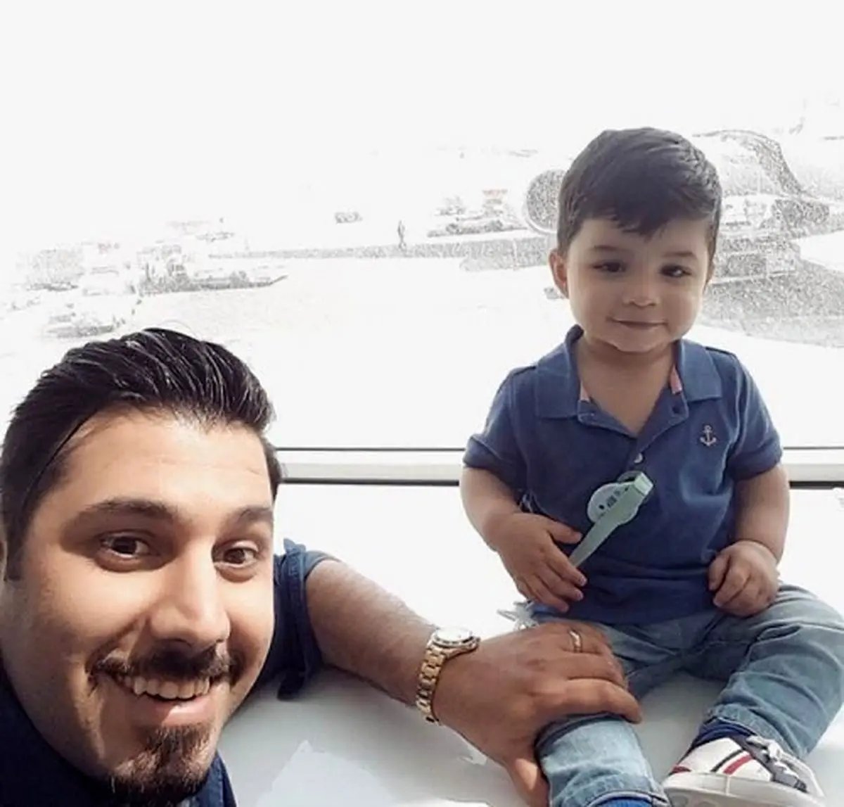 عکس احسان خواجه امیری در کنار فرزندش