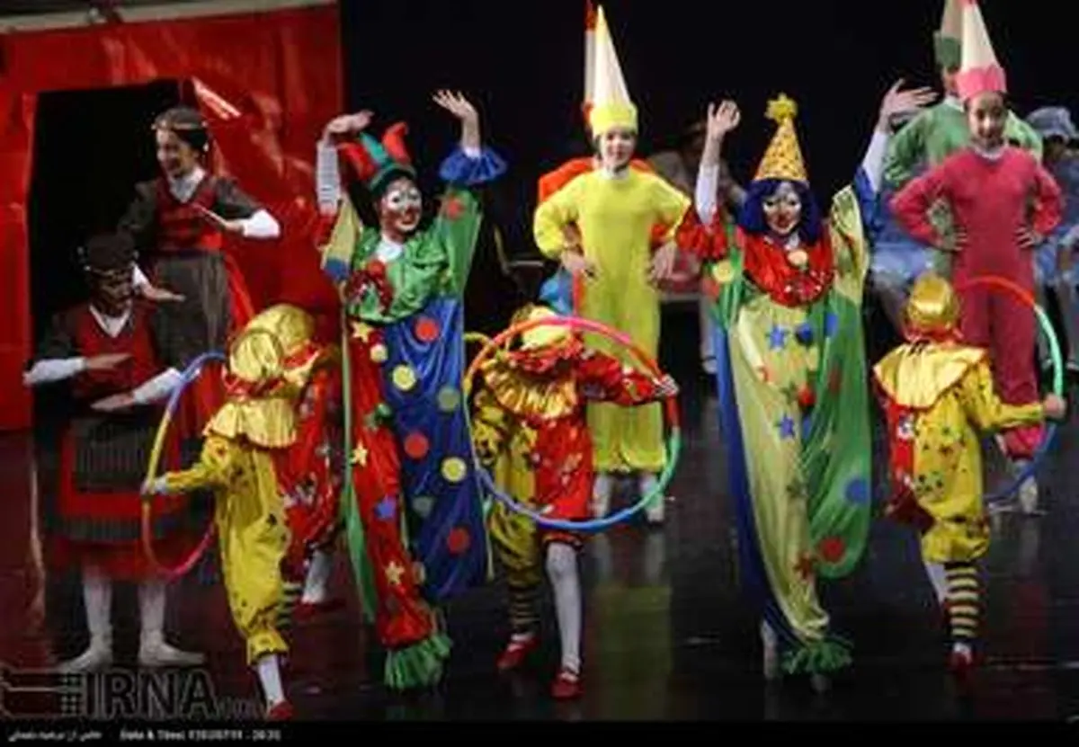 روایتی تصویری از کمدی موزیکال «خروس زری ، پیرهن پری» اثر احمد شاملو