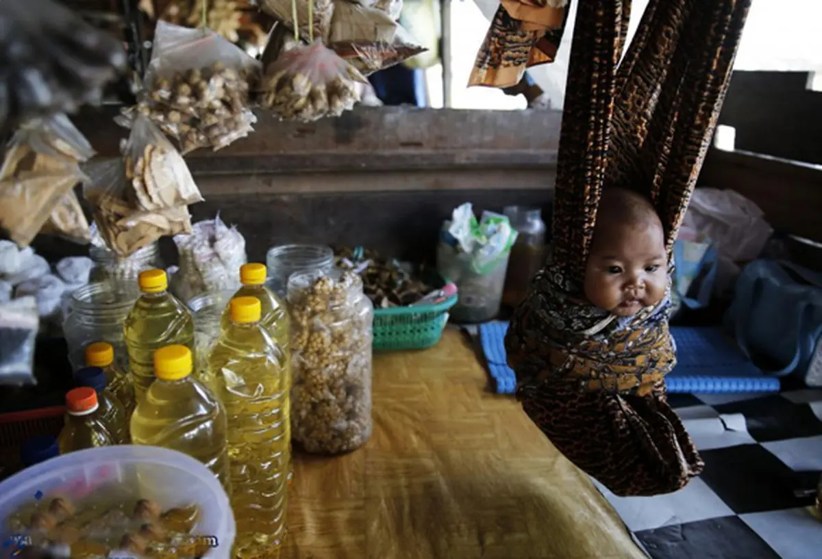 عکس/ شیوه جالب نگهداری از بچه !