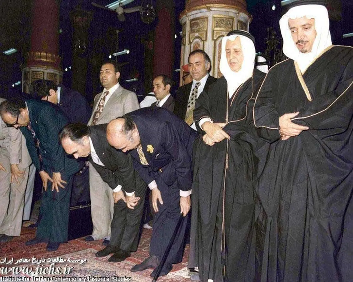 نماز خواندن امیرعباس هویدا در مسجدالنبی/عکس