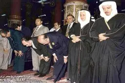 نماز خواندن امیرعباس هویدا در مسجدالنبی/عکس