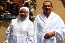 سفیر تازه مسلمان شده انگلیس در کنار همسرش/عکس