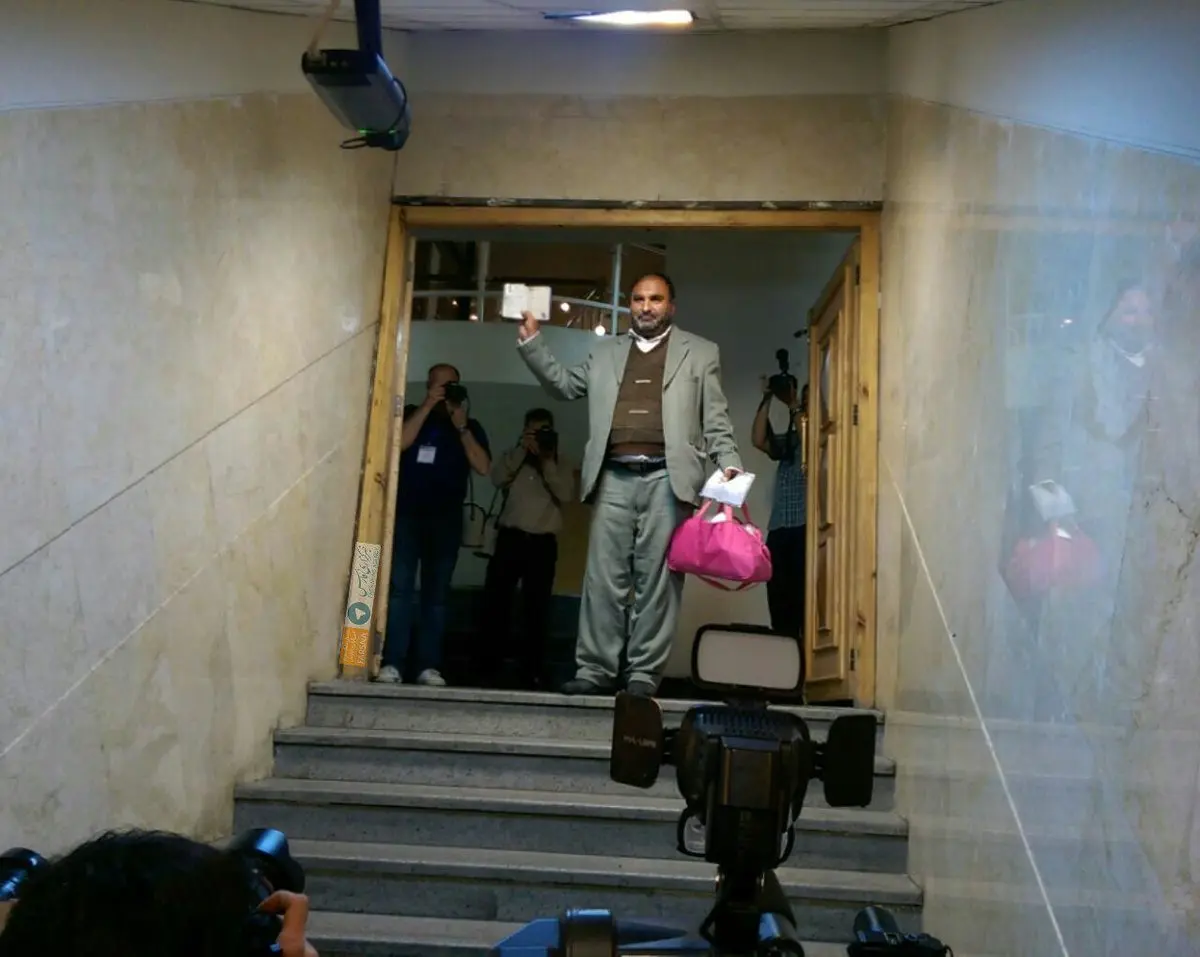 کیف صورتی یک داوطلب ثبت نام در انتخابات/عکس