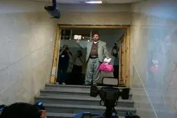 کیف صورتی یک داوطلب ثبت نام در انتخابات/عکس