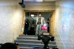 کیف صورتی یک داوطلب ثبت نام در انتخابات/عکس