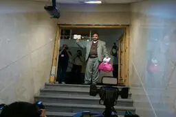 کیف صورتی یک داوطلب ثبت نام در انتخابات/عکس
