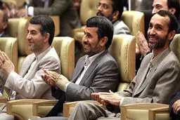 محمود احمدی‌نژاد، «مدودف» بقایی می‌شود /احمدی نژاد ظهور کرده است