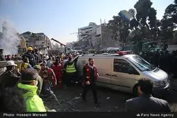 بدرقه شهید آتش‌نشان توسط همکارانش تا آمبولانس+تصاویر