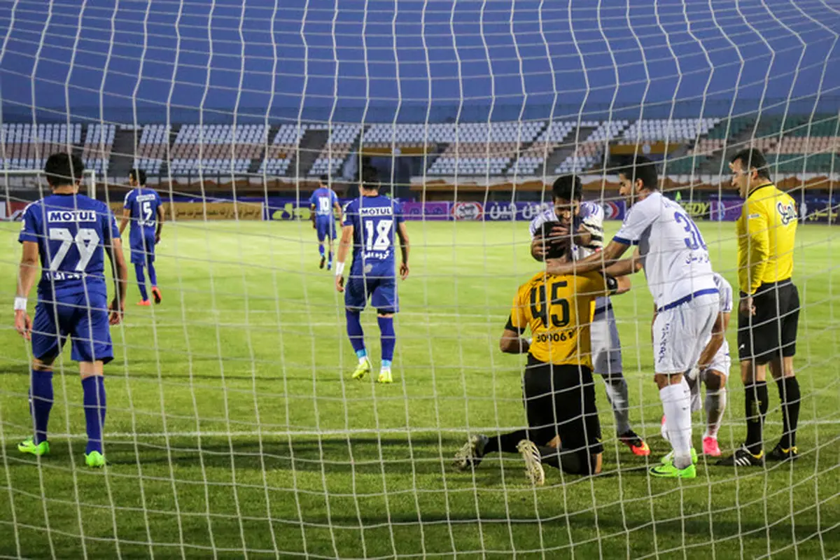 بازی دوستانه استقلال خوزستان و ملوان با فحاشی نیمه کاره ماند