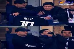 بوسه آقای اسطوره بر پیراهن اسطوره/عکس