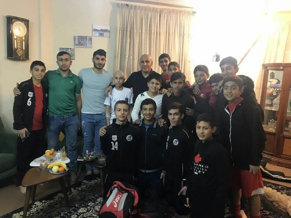 عکسی از حرکت انسان دوستانه علیرضا منصوریان