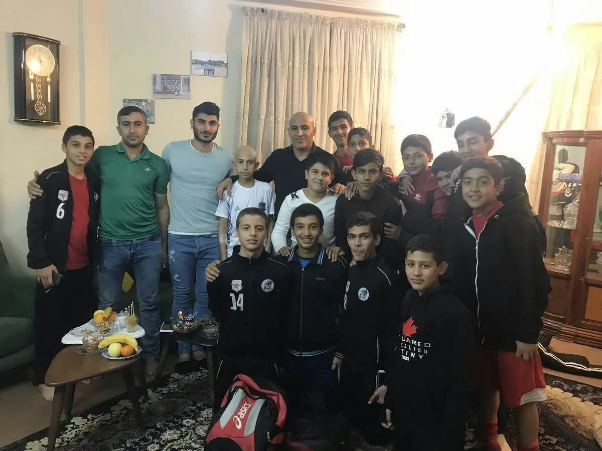 عکسی از حرکت انسان دوستانه علیرضا منصوریان