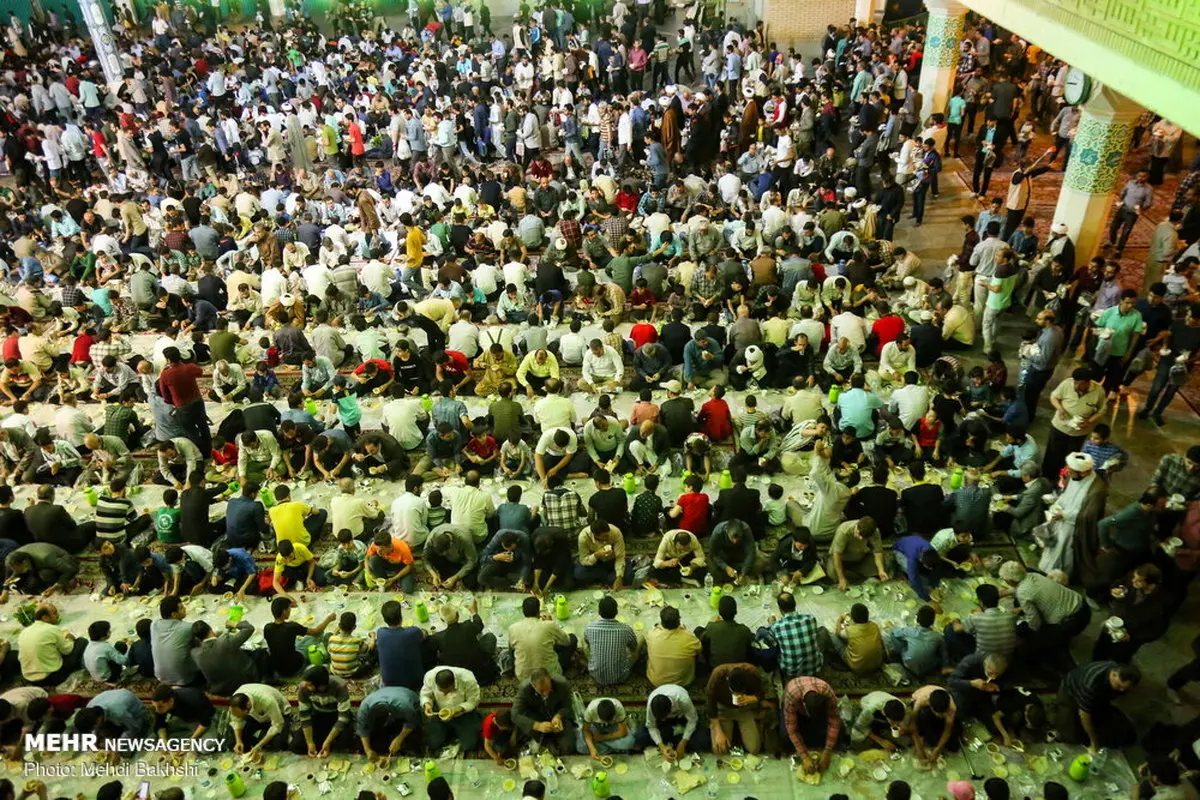 عکس/ افطار در حرم حضرت معصومه (س)