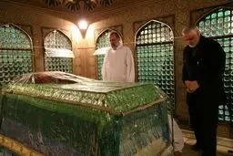 سردار سلیمانی در مراسم غبارروبی ضریح مطهر امام رضا/عکس