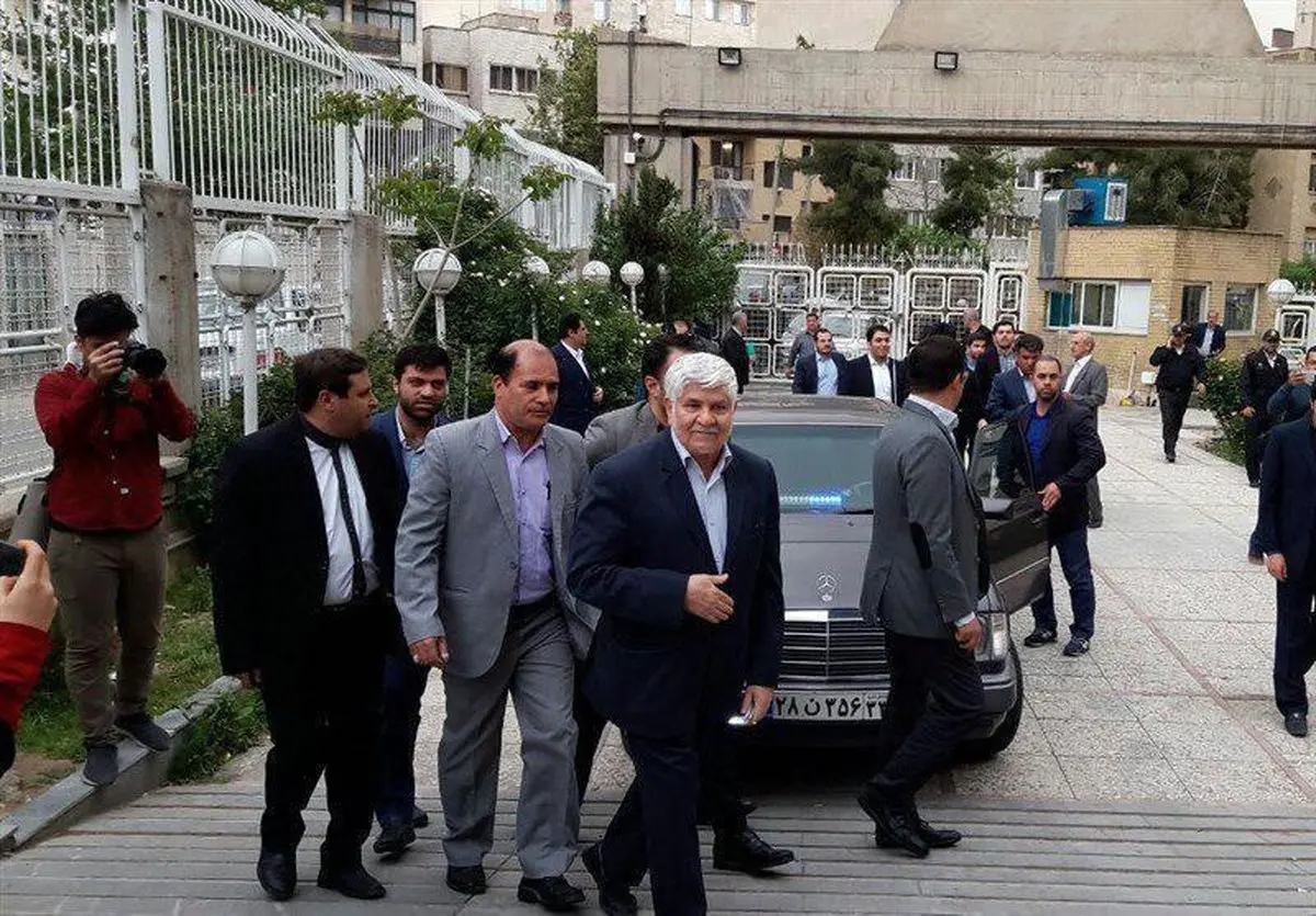 لحظه ورود محمد هاشمی به وزارت کشور و ثبت نام در انتخابات/عکس