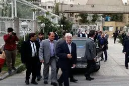 لحظه ورود محمد هاشمی به وزارت کشور و ثبت نام در انتخابات/عکس