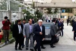 لحظه ورود محمد هاشمی به وزارت کشور و ثبت نام در انتخابات/عکس