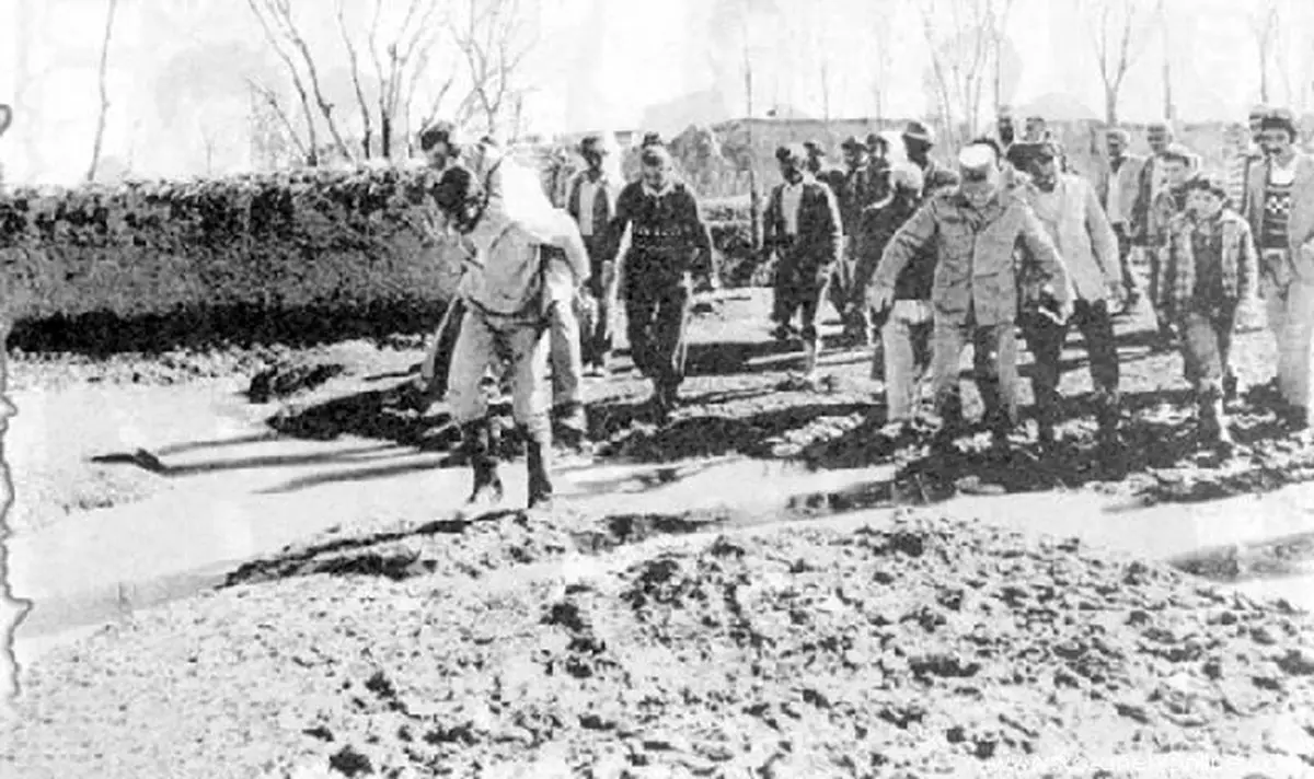 استاندار در حال کولی گرفتن از یک روستایی!