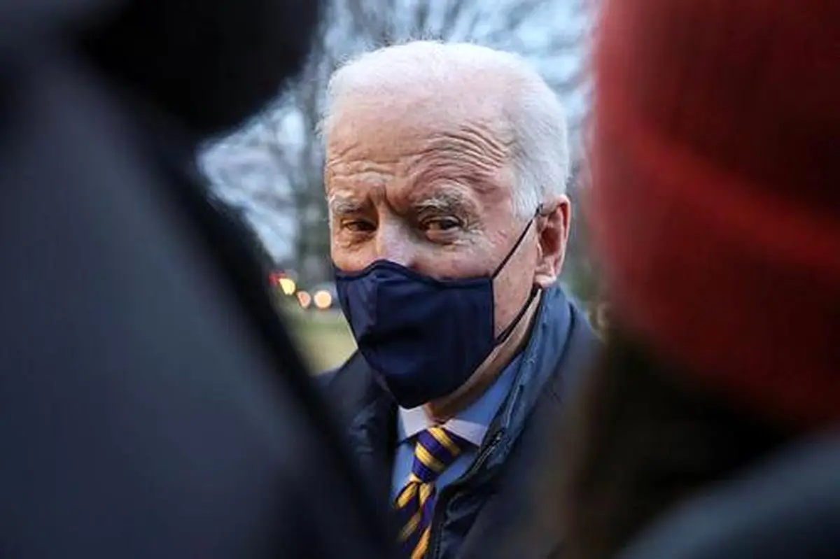 عکس دیده نشده از لحظه عبور جو بایدن از جمع خبرنگاران اجتماع کرده در محوطه کاخ سفید