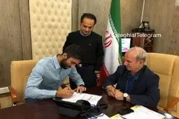 عکسی که خیال استقلالی ها را راحت کرد/امضای کاوه رضایی پای برگه قرارداد