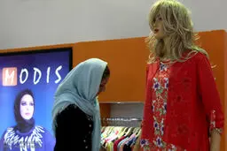 پوشش غیر متعارف یک مانکن در نمایشگاه لباس!/عکس