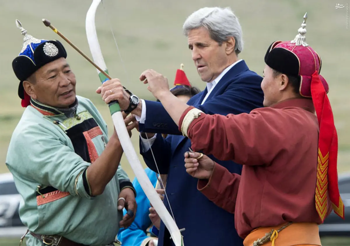 تصاویر/ تیراندازی جان کری با سلاح مغولی