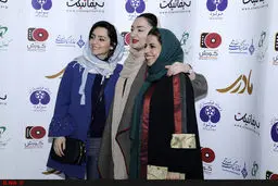 تصویری از تیپ نازنین بیاتی و هانیه توسلی در اکران مردمی فیلم مادری