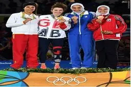 اتفاق ویژه هنگام اهدای مدال کیمیا علیزاده/ عکس