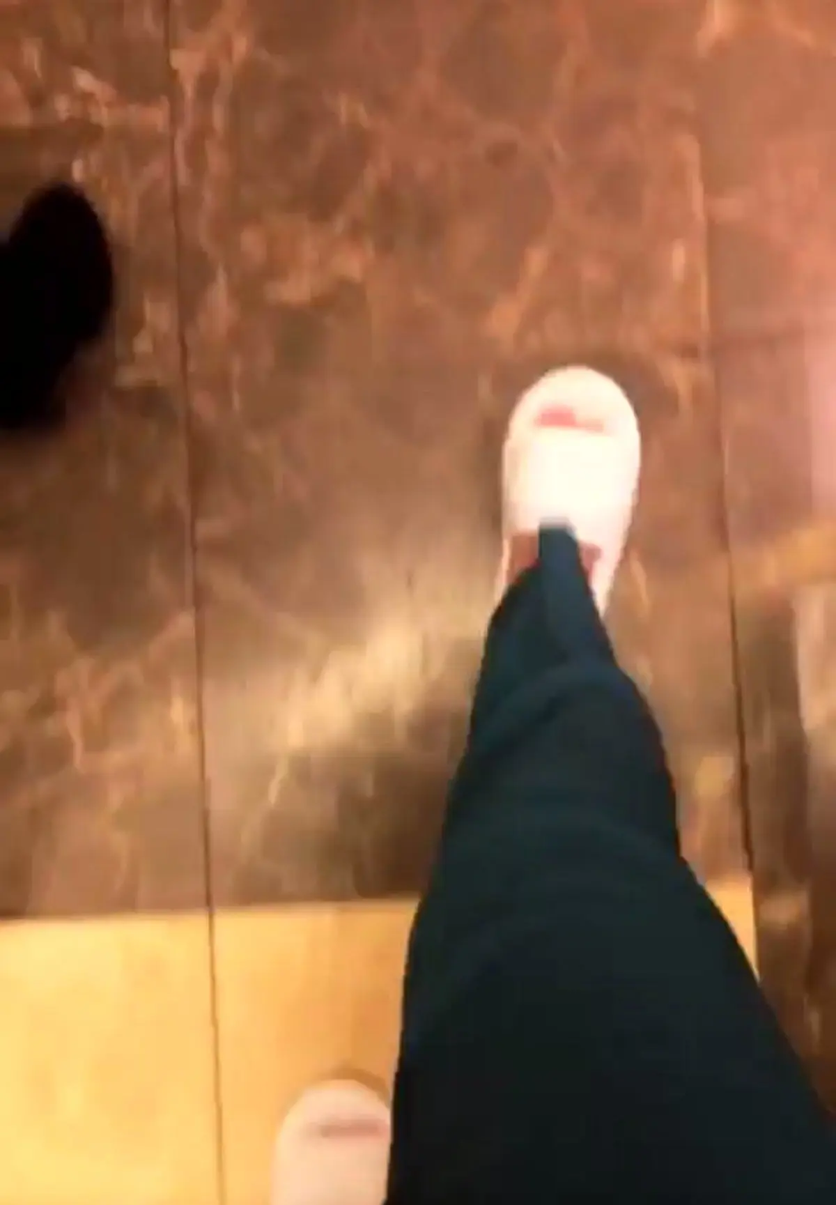 تصویر عجیب از کفش مجری مراسم قرعه کشی جام جهانی