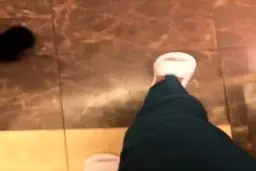 تصویر عجیب از کفش مجری مراسم قرعه کشی جام جهانی