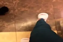 تصویر عجیب از کفش مجری مراسم قرعه کشی جام جهانی