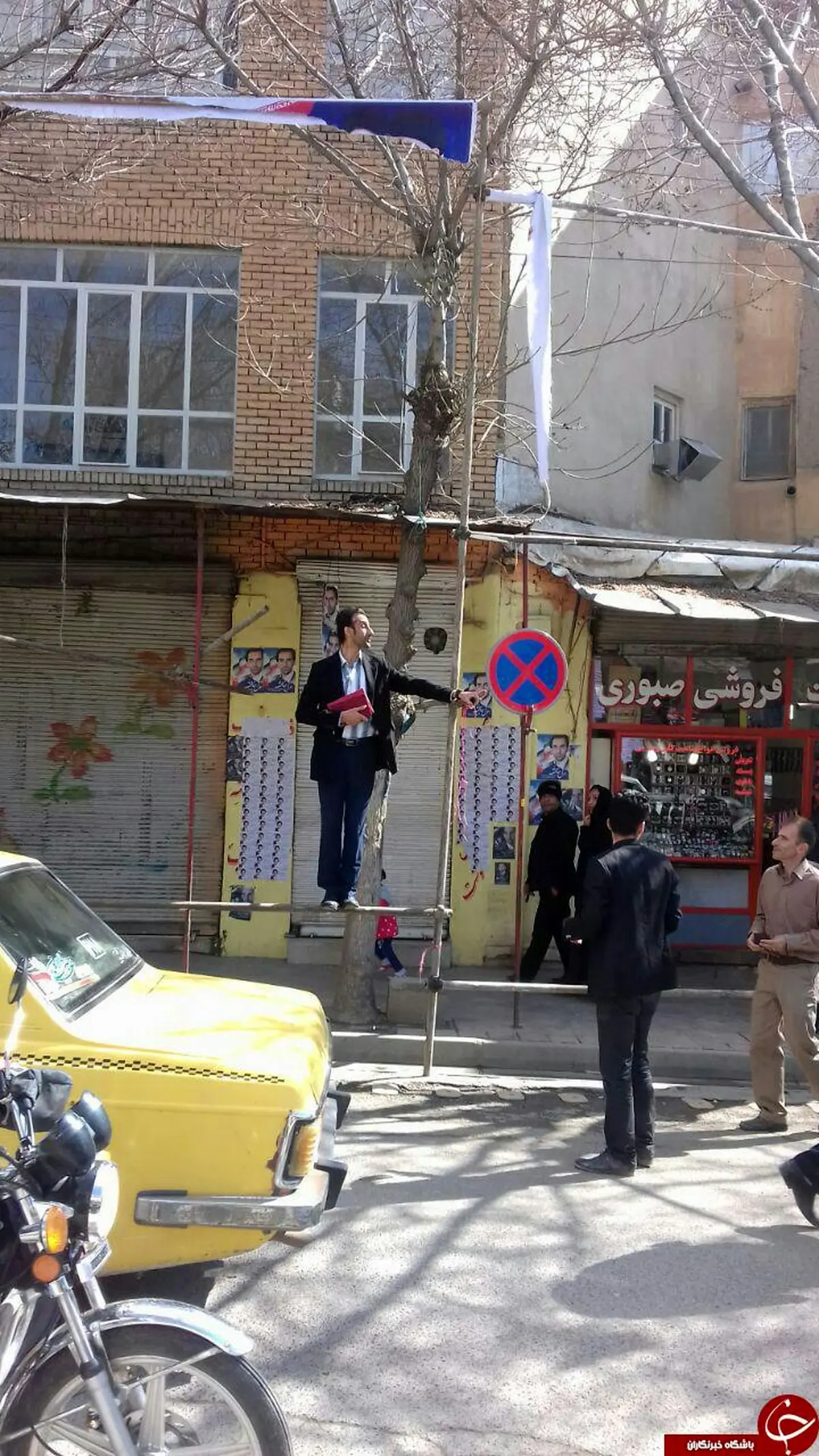 وقتی نامزد انتخاباتی جای بنر تبلیغاتی خود می ایستد! + تصاویر